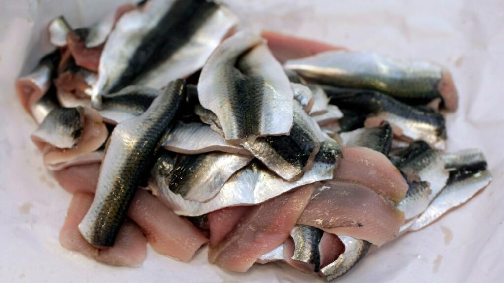 Hallituksen asettama tavoite on viisinkertaistaa silakan syönti vuoteen  2035 mennessä. | Suomen kalakauppiasliitto Ry